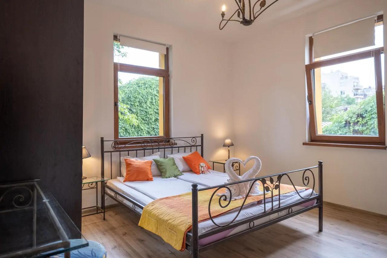 Entire Central House With Guest Rooms & Garden Sofia Exterior photo
